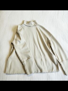 GAP Women's Cream Turtleneck Pullover Sweatshirt